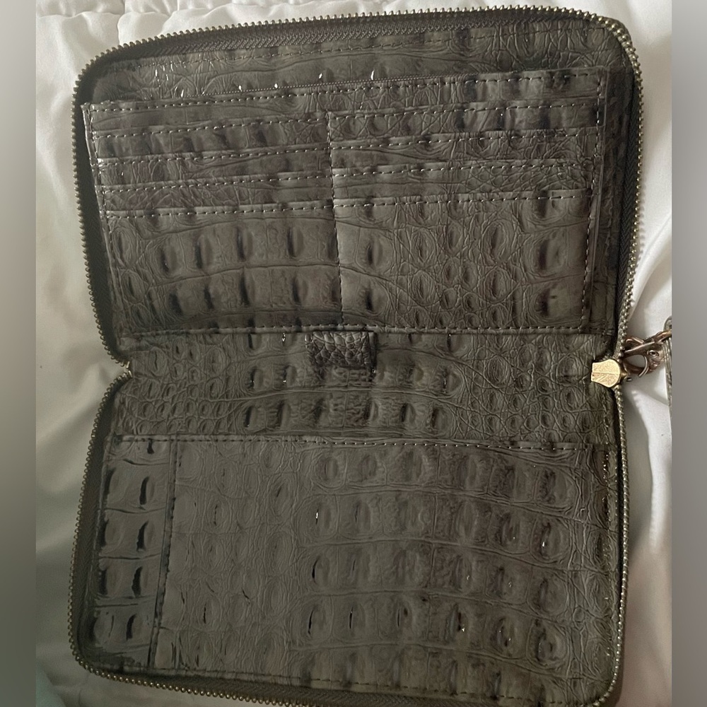 Big Buddha Elegant Crocodile Embossed Wallet - Picture 3 of 6
